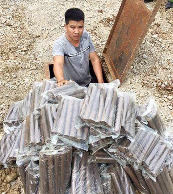 Bắt đối tượng chôn giấu trên 1 tạ thuốc nổ ảnh 1