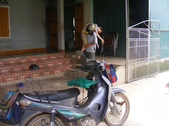 9 năm “vác” 2 con tới trường ảnh 3