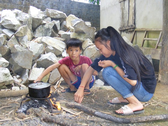 Bố mẹ biệt tích, 2 con bơ vơ ảnh 1