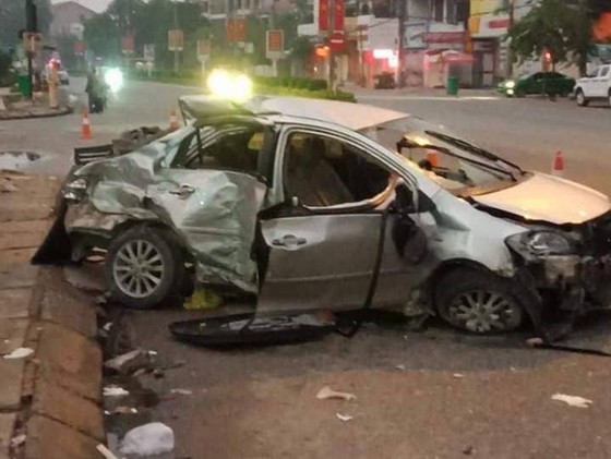 Xe khách tông ô tô 4 chỗ, 3 người chết, 1 người nguy kịch ảnh 1