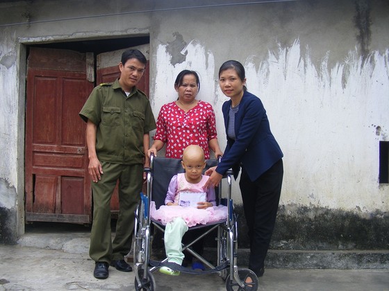 Báo SGGP trao quà của bạn đọc cho bé bị ung thư xương tại Nghệ An ảnh 1