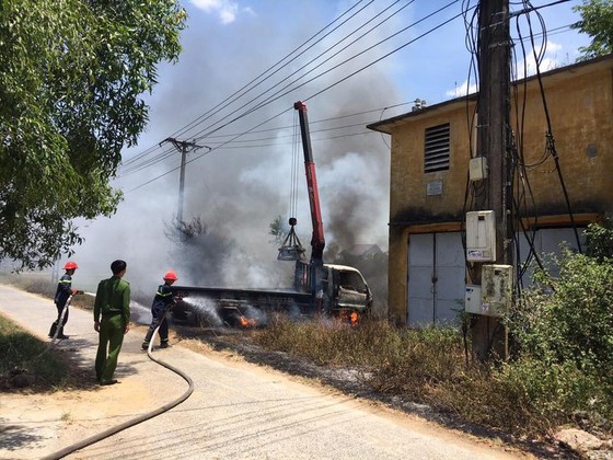 Cần cẩu đụng đường dây điện, tài xế bị điện giật tử vong ảnh 1