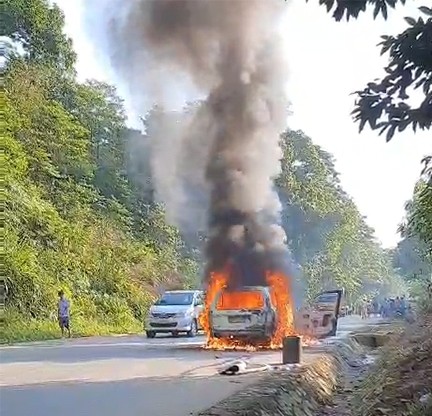 Ô tô 7 chỗ bất ngờ cháy rụi trên đường Hồ Chí Minh ảnh 1
