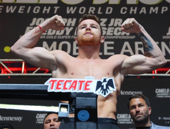 Quyền Anh: Alvarez suýt choảng Jacobs trong buổi cân trọng lượng, trận đấu 45 triệu USD nóng dần ảnh 2
