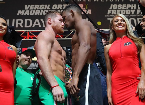 Quyền Anh: Alvarez suýt choảng Jacobs trong buổi cân trọng lượng, trận đấu 45 triệu USD nóng dần ảnh 5