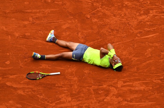 Roland Garros: Nadal vẫn là “Vua sân đất nện”, thắng danh hiệu thứ 12 ảnh 1