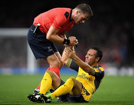 Choáng với gót chân tan nát vì phẫu thuật 8 lần của sao Arsenal ảnh 1