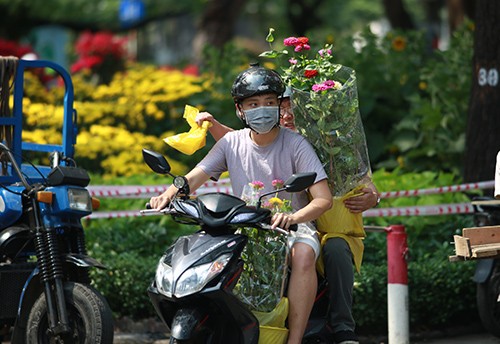Chiều 29 Tết, người dân TP Hồ Chí Minh đổ xô đi mua hoa ảnh 3