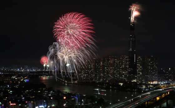 Người dân TP.HCM tập trung chật cứng xem bắn pháo hoa đón năm mới 2019 ảnh 9
