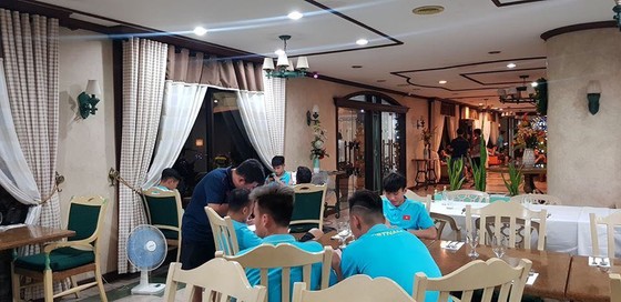 Tránh kẹt xe - U22 Việt Nam quyết định ở lại Binan ảnh 2