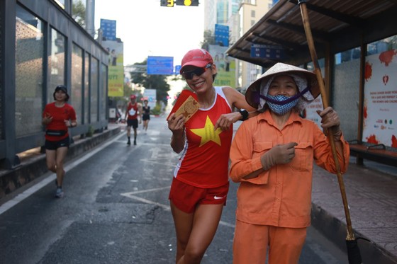Xuân Canh Tý: VĐV chạy phong trào "lì xì" công nhân đang làm việc đầu năm 2020 ảnh 4