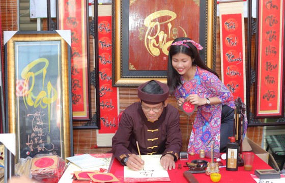 Người đẹp điền kinh Lê Thị Mộng Tuyền thướt tha trong tà áo dài truyền thống du xuân ảnh 7