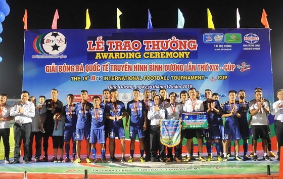 Tân vương HA.GL bị dội mưa bàn thắng trong ngày nâng Cúp ảnh 1