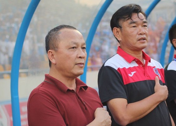 Ông Phạm Thanh Hùng, Chủ tịch CLB Than QN (bên trái). Ảnh: TQNFC