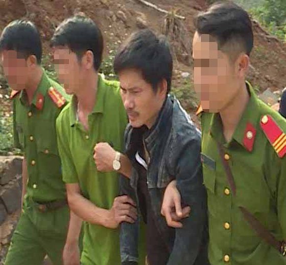 Bắt đối tượng buôn ma túy ôm 6 khẩu súng cố thủ trong nhà ảnh 1