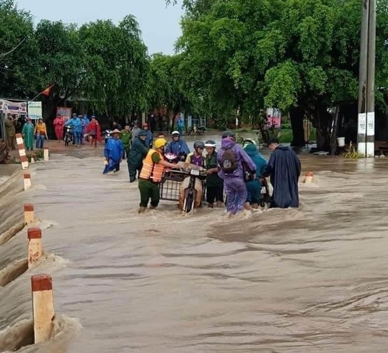 Mưa lớn ở Đắk Lắk, nhiều địa phương bị nhấn chìm trong nước ảnh 2