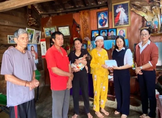 Ngân hàng tạm ứng 100 triệu cho vợ nạn nhân Thủy điện Rào Trăng 3 bị lừa đảo ảnh 1