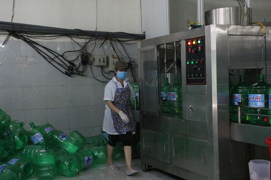 Đà Nẵng: Cúp nước liên tục, nước đóng chai “lên ngôi” ảnh 3