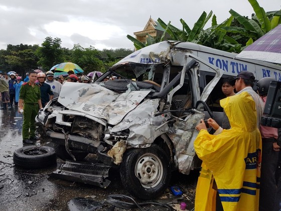 Vụ 2 xe khách đối đầu ở Kon Tum: Nhiều nạn nhân bị thương nặng ảnh 2