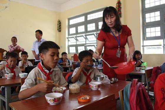 Giáo viên vùng cao nấu cơm trưa miễn phí cho học sinh ảnh 11