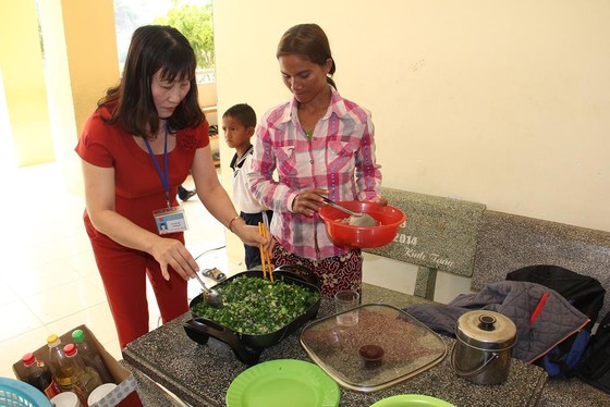 Giáo viên vùng cao nấu cơm trưa miễn phí cho học sinh ảnh 3