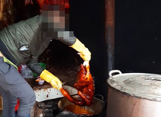 Hãi hùng 'công nghệ' nhổ lông vịt siêu nhanh bằng… hóa chất lạ ảnh 1
