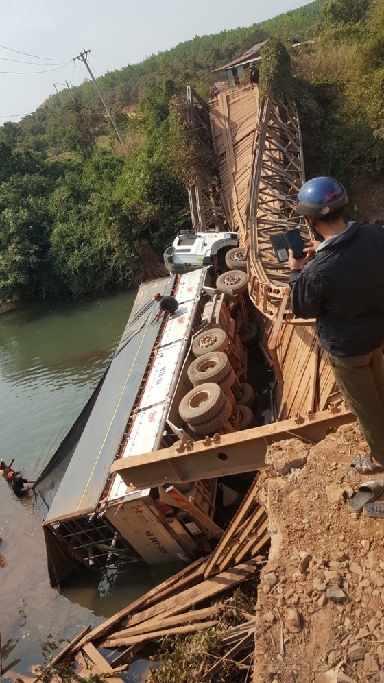 Gia Lai: Sập cầu sắt, tài xế may mắn thoát chết ảnh 1