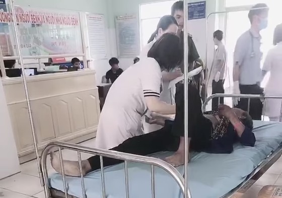Xe khách lật vực sâu, ít nhất 5 người chết, hàng chục người bị thương ảnh 8