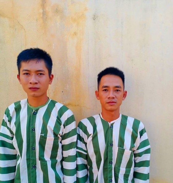 Chủ tịch tỉnh tặng bằng khen 2 cán bộ công an vì chiến tích truy bắt băng nhóm cưa hạ 103m³ gỗ ảnh 1