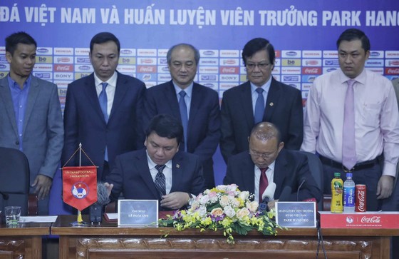 HLV Park Hang-seo: "trách nhiệm nặng nề hơn khi tái ký hợp đồng" ảnh 2