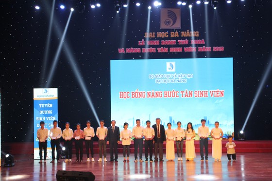 Đà Nẵng vinh danh thủ khoa, nâng bước tân sinh viên năm 2019 ảnh 2