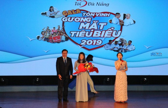Chủ tịch UBND Đà Nẵng trao tặng 22 cá nhân, tập thể trong chuyên mục “Tôi yêu Đà Nẵng” ảnh 1