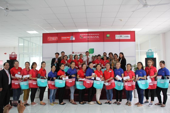 Tặng 1000 giỏ xách đi chợ cho nữ công nhân ảnh 1