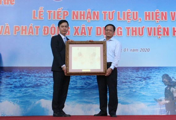 Tiếp nhận tư liệu, hiện vật và phát động xây dựng Thư viện Hoàng Sa ảnh 1