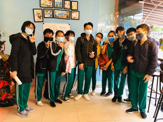 "Khẩu trang không bán, vui lòng lấy một cái nếu cần" ảnh 2