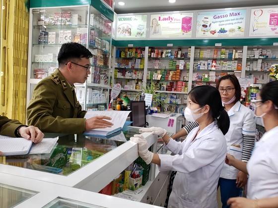 "Khẩu trang không bán, vui lòng lấy một cái nếu cần" ảnh 4