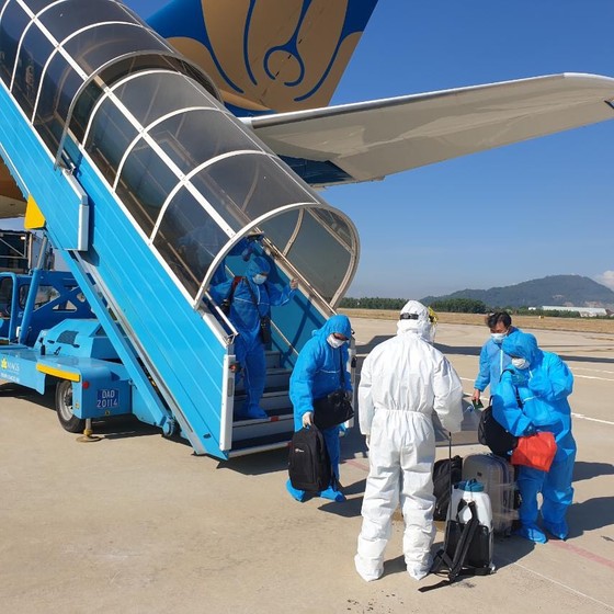 Đón hơn 270 công dân Việt Nam trở về từ Romania và Ba Lan ảnh 1