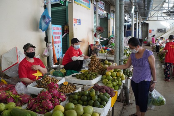 1.500 tiểu thương đồng loạt mặc áo 'Đà Nẵng ơi cố lên' ảnh 3