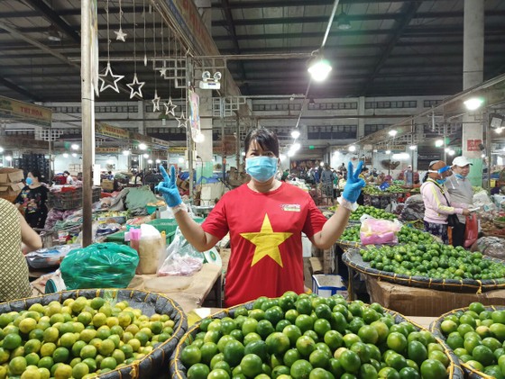 1.500 tiểu thương đồng loạt mặc áo 'Đà Nẵng ơi cố lên' ảnh 6