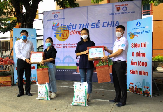“Siêu thị sẻ chia 0 đồng” hỗ trợ sinh viên Đà Nẵng trong mùa Covid-19 ảnh 16