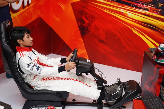 Người dân TPHCM hào hứng đua thử F1 tại Vietnam Motor Show ảnh 1