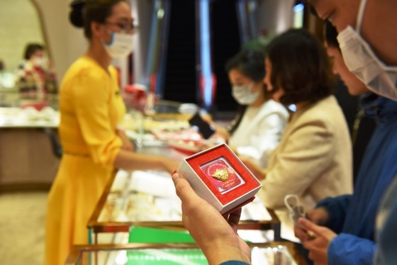 Đến DOJI Tower mua vàng Thần Tài: Tặng khẩu trang Nhật bản 3D cao cấp ảnh 1