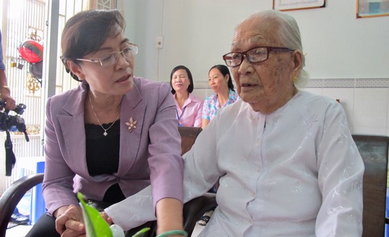 Lãnh đạo TPHCM đi thăm các gia đình chính sách ảnh 5
