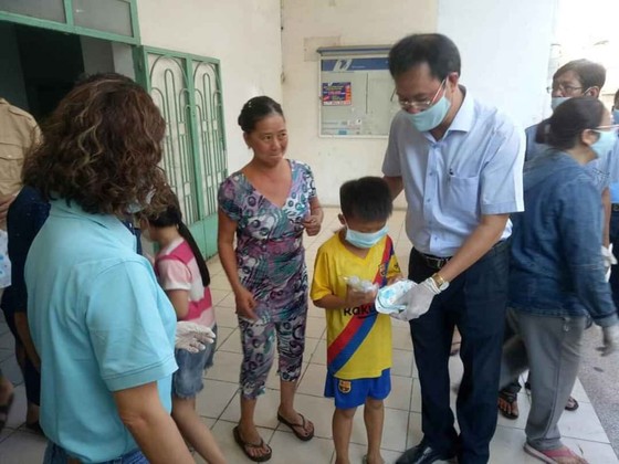 Ủy ban MTTQ Việt Nam TPHCM thăm, động viên người dân đang được phong tỏa ở chung cư Hòa Bình ảnh 1
