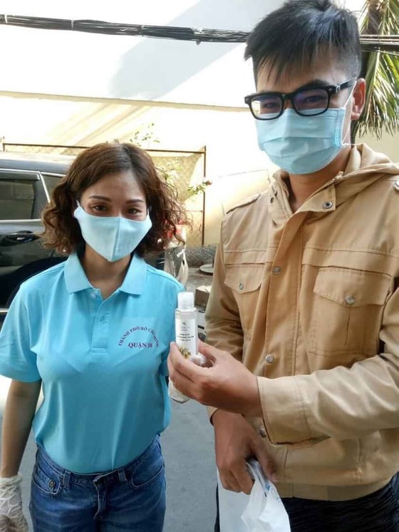 Ủy ban MTTQ Việt Nam TPHCM thăm, động viên người dân đang được phong tỏa ở chung cư Hòa Bình ảnh 2