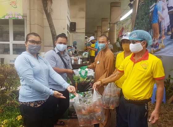 Hơn 90.000 bữa cơm yêu thương giúp người nghèo vượt qua dịch Covid-19 ảnh 1