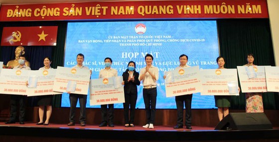 Khen thưởng các cá nhân, đơn vị trực tiếp tham gia phòng, chống dịch Covid-19 ảnh 1