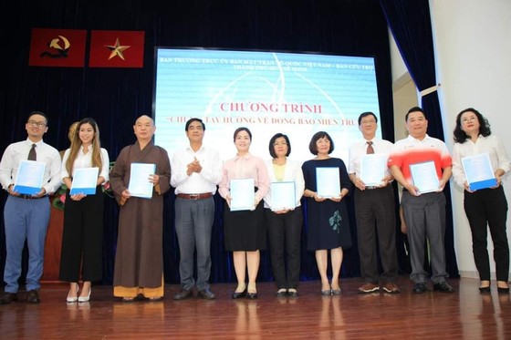 Hơn 7,7 tỷ đồng ủng hộ đồng bào miền Trung khắc phục thiệt hại do bão lũ ảnh 3