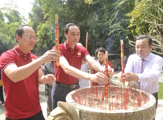 Dâng hương kỷ niệm 60 năm Ngày thành lập Mặt trận Dân tộc giải phóng miền Nam Việt Nam ảnh 1