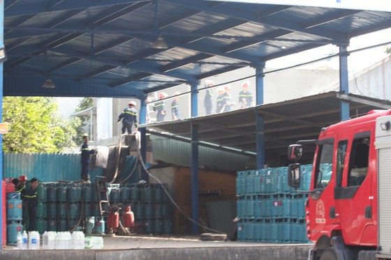 Hàng trăm người căng mình dập đám cháy lớn tại xưởng gỗ ảnh 2